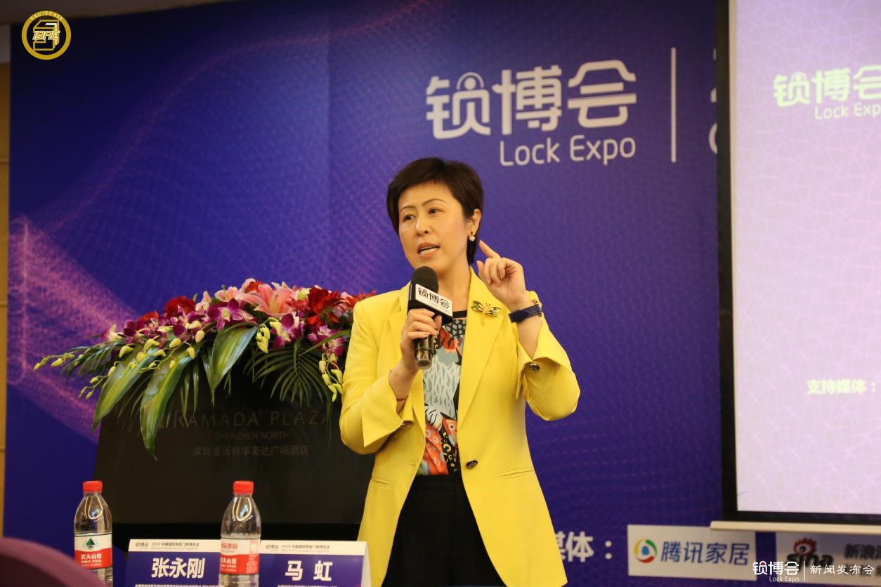  （住房和城鄉(xiāng)建設(shè)部IC卡應(yīng)用服務(wù)中心主任、全國智能建筑及居住區(qū)數(shù)字化標(biāo)準(zhǔn)化技術(shù)委員會(huì) 副主任委員馬虹現(xiàn)場回答媒體問題）