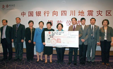 2008年5月14日上午，張燕玲副行長將一張面額1,000萬的現(xiàn)金支票交到了中國紅十字會總會彭珮云會長手中，代表中國銀行向汶川地震受災地區(qū)人民捐款。