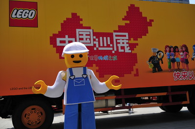 樂高卡車從北京出發(fā)，陸續(xù)開往天津、杭州、武漢等地，為當(dāng)?shù)睾⒆觽儙g樂和禮品。