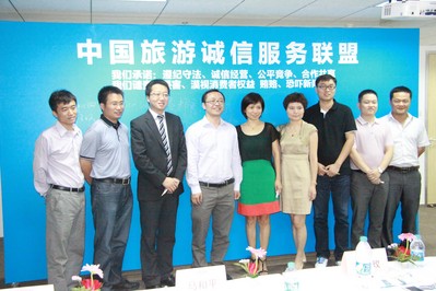 左起三為騰邦國際副總裁張鐸先生、左起五為去哪兒副總裁彭笑枚女士