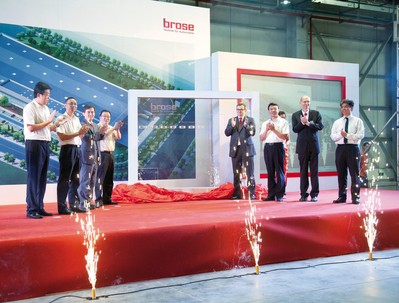 博澤重慶工廠開業(yè)典禮（從左到右）：高軍（長(zhǎng)安福特馬自達(dá)副總裁）；賀國平（長(zhǎng)安集團(tuán)采購部副部長(zhǎng)）；唐念秋（博澤中國區(qū)總裁）；何勇（重慶沙坪壩區(qū)區(qū)委常委、常委副區(qū)長(zhǎng)）；施博格（博澤亞太區(qū)總裁）；付長(zhǎng)生（重慶沙坪壩區(qū)副區(qū)長(zhǎng)）； Wolfgang Beuck (重慶博澤工廠總經(jīng)理）；傅鵬九（沃爾沃成都工廠副總經(jīng)理）。