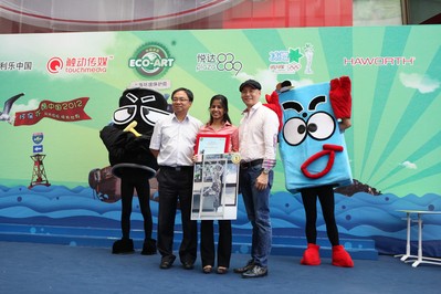 上海市環(huán)境保護(hù)局黨委副書記姜南（左）和觸動(dòng)傳媒執(zhí)行主席及創(chuàng)始人馮暉中（右）為2012環(huán)保亦酷“變廢為寶”競賽冠軍得主來自印度的 Sonalika Jain（中）頒獎(jiǎng)。