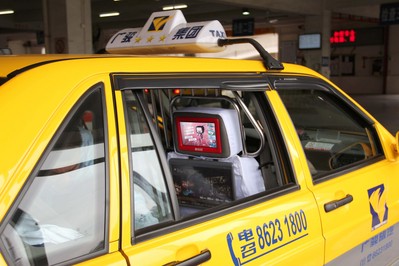 廣駿集團的出租車將會安裝觸動傳媒最新的第4.1代互動熒屏，相比前幾代熒屏，觸感更靈敏，系統(tǒng)反應(yīng)更快