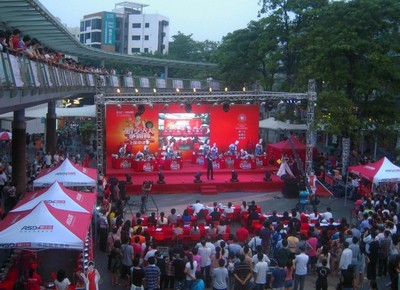 沃爾瑪廚藝達(dá)人爭(zhēng)霸賽全國(guó)決賽在沃爾瑪深圳蛇口店舉行，吸引大量市民駐足觀看