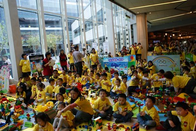 2012樂高智拼大賽團(tuán)體組比賽中，小朋友們焦急地等待最終結(jié)果