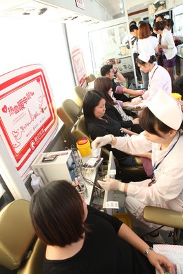 9米長(zhǎng)的獻(xiàn)血車駛?cè)脒_(dá)芙妮廠區(qū)，體檢合格員工在獻(xiàn)血中