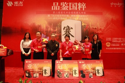  張暉（中）、余華侃（左）、朱燕（右）分獲總決賽冠、亞、季軍