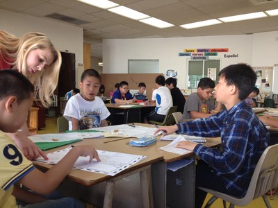 北京新東方國際游學(xué)的孩子們深入國外學(xué)校課堂，分組互相討論完成課堂作業(yè)