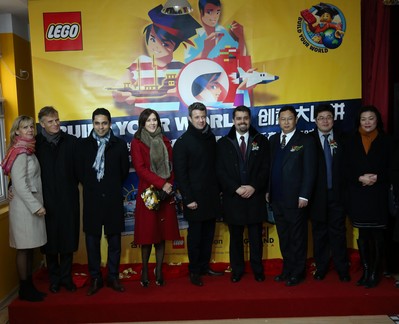 圖一：丹麥王國(guó)腓特烈王子（中）、瑪麗王妃（左四）、丹麥大臣Manu Sareen先生（左三）、丹麥駐華大使裴德盛先生（左二）、教育部國(guó)際合作與交流司處長(zhǎng)楊曉春（右三）與樂高中國(guó)區(qū)總經(jīng)理姚思鵬（右四）共同開啟比賽。