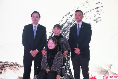 北京銀行副行長許寧躍先生、海航悅逸度假俱樂部董事長趙暉先生與殘疾畫家汪玉婷合影