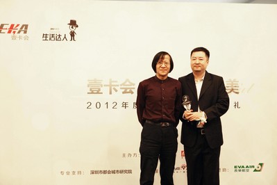 兩岸三地知名文化學(xué)者胡野秋為新聞漫畫達(dá)人顏慶雄頒獎(jiǎng)，他認(rèn)為這個(gè)時(shí)代需要平凡人來(lái)對(duì)生活目標(biāo)進(jìn)行修正。