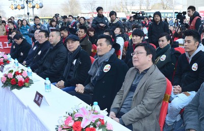 出席活動(dòng)領(lǐng)導(dǎo)和嘉賓：（從遠(yuǎn)至近）北京市海淀區(qū)獻(xiàn)血辦公室主任趙宇、春晚童星鄧鳴賀的爺爺鄧慶華、北京市血液中心黨委書記張建利、北京市衛(wèi)生局副巡視員趙濤、風(fēng)行網(wǎng)副總裁佘清舟、觸動(dòng)傳媒創(chuàng)始人馮暉中、觸動(dòng)傳媒榮譽(yù)主席呂良偉、中國國際公關(guān)協(xié)會(huì)常務(wù)副會(huì)長兼秘書長趙大力