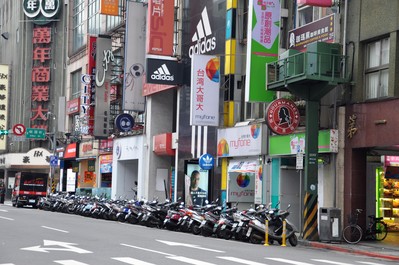 無論機(jī)車、轎車、自行車，無論多么狹窄的街道，都停得整齊劃一。
