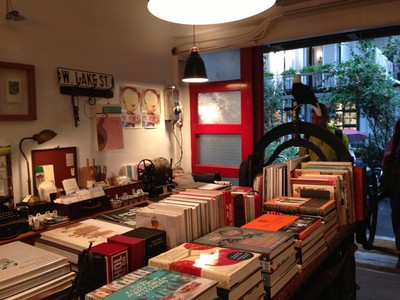 與其說好樣本事是家書店，不如說是一間生活店，熱愛旅行的女老板從全世界淘來生活物件與客人們分享