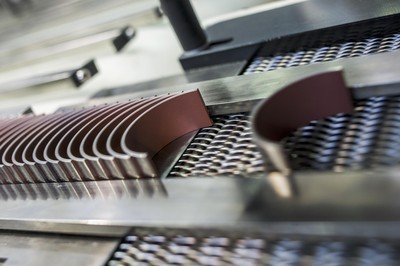 高分子涂層發(fā)動機軸瓦 IROX(R) 可以在高效增壓直噴發(fā)動機上承受較高的機械載荷，并解決啟停式發(fā)動機頻繁重啟導(dǎo)致的潤滑難題。