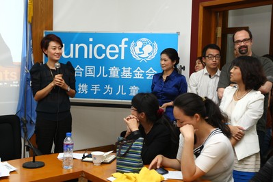 2013年5月18日，聯(lián)合國兒童基金會母乳喂養(yǎng)和早期兒童發(fā)展倡導者馬伊琍在“母愛10平方”母乳喂養(yǎng)宣傳活動工作坊現(xiàn)場和參會人員交流
