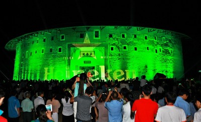 喜力啤酒誠邀幾百球迷狂歡永定土樓，傾情呈現(xiàn)2013年喜力歐冠決賽觀戰(zhàn)星體驗(yàn)