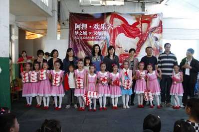 捐贈儀式簡單而溫暖，充滿歡樂