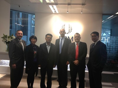 左起：集團(tuán)中國首席代表蕭鴻飛先生、博聞中國總經(jīng)理馬穎女士、上海虹橋新展覽中心執(zhí)行副總裁文仲亮先生、博聞公司首席執(zhí)行官林偉德先生、亞洲博聞主席及行政總裁愛新克先生及上海博華總經(jīng)理章學(xué)強(qiáng)先生