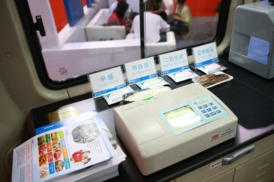 目前在廣東運行的沃爾瑪食品安全檢測車涵蓋11項檢測指標(biāo)，每天至少抽檢150個樣品