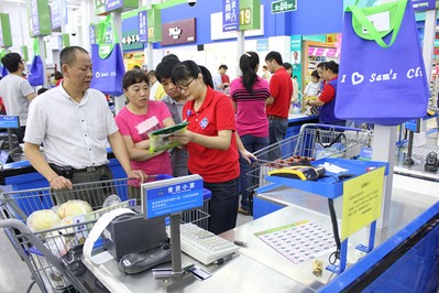 顧客踴躍選購山姆會員店商品，滿載而歸