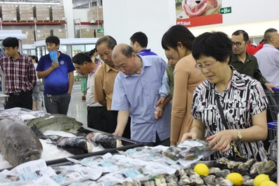 蘇州山姆會員店開業(yè)第一天，顧客選購新鮮的海鮮產(chǎn)品