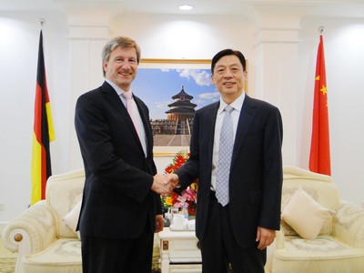 2013年7月3日，國(guó)家質(zhì)檢總局副局長(zhǎng)孫大偉會(huì)見(jiàn)TUV南德意志集團(tuán)管理委員會(huì)主席施特克芬博士（Dr. –Ing Axel Stepken）