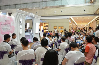 七夕，數(shù)百名單身男女齊聚“克拉女人”現(xiàn)場，讓珍愛相擁