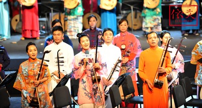 設(shè)計師與音樂家的強強聯(lián)合，整場服裝的色彩、款式、剪裁結(jié)構(gòu)和面料都貫穿古今，彰顯著每一位音樂家的獨特氣質(zhì)。