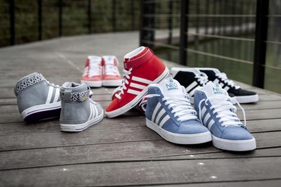 adidas Neo label 秋冬品牌大片中經典絨面革為設計主軸的藍,紅BB NEO高幫鞋，呈現(xiàn)亮眼的運動休閑風格