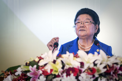 十屆全國人大常委會(huì)副委員長、中國關(guān)工委主任顧秀蓮在春苗營養(yǎng)計(jì)劃階段性成果發(fā)布暨農(nóng)村貧困兒童營養(yǎng)改善模式國際交流會(huì)上講話