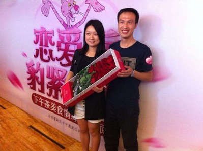 愛情如戀人手中的鮮花，在浪漫的季節(jié)綻放