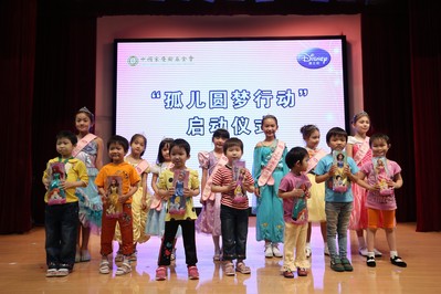迪士尼公主形象大使向福利院女童贈(zèng)送禮物，傳達(dá)迪士尼公主精神，傳遞夢(mèng)想