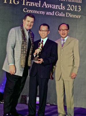 新加坡文華大酒店經(jīng)理 Danny Wong 先生接受「新加坡最佳城市旅館 (Best City Hotel - Singapore)」獎。