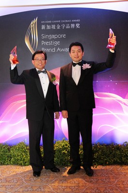 OUE Hospitality REIT Management 的執(zhí)行長 Chong Kee Hiong 先生代表君華酒店集團(tuán)在頒獎典禮上接受獎項。