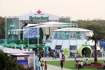 賽場邊的喜力啤酒花園吸引了眾多球迷參與互動游戲，駐足小憩觀看現(xiàn)場樂隊(duì)演出。