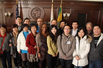 本年二月，Tradegood組織中國供應(yīng)商赴美考察，深入調(diào)研美國市場。圖為考察團(tuán)在洛杉磯市長辦公室合影。11月，Tradegood海外考察團(tuán)再度出擊，考察英國市場，獲取品牌策略最新資訊。