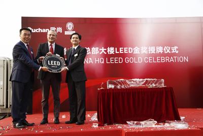 必維邢繼順博士（左）、歐尚Bruno MERCIER先生（中）、USGBC梁照明先生（右）共同出席授牌儀式
