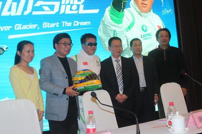 從左依次：搜狐網(wǎng)新聞副總編周蓉、中央電視臺(tái)著名主持人韓喬生、飛越車(chē)手謝雨均、活動(dòng)主辦方 -- 江蘇龍?bào)词偨?jīng)理石俊峰、活動(dòng)協(xié)辦方 -- 黑龍江省黑河市旅游局常務(wù)副局長(zhǎng)張寶紅、活動(dòng)支持方 -- 江蘇大唐靈獅廣告有限公司總經(jīng)理吳綱