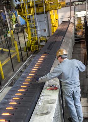 對成型過程進行綜合監(jiān)控和記錄確保熔料在鑄模中的流速更為穩(wěn)定，填充更為徹底。