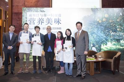 廣交會威斯汀酒店總經(jīng)理車炳新（左一）、知名美食家歐陽應(yīng)霽（左四）與廣州海航威斯汀酒店總經(jīng)理鄭國良（右一）為獲獎媒體嘉賓頒獎