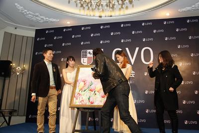 IAN與羅萊家紡副總裁揭幕LOVO2014年春夏新款手繪稿，并在畫稿上留下親筆簽名